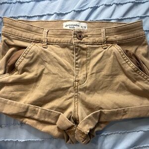 abercrombie kids tan shorts 📔🩳

size: 15/16